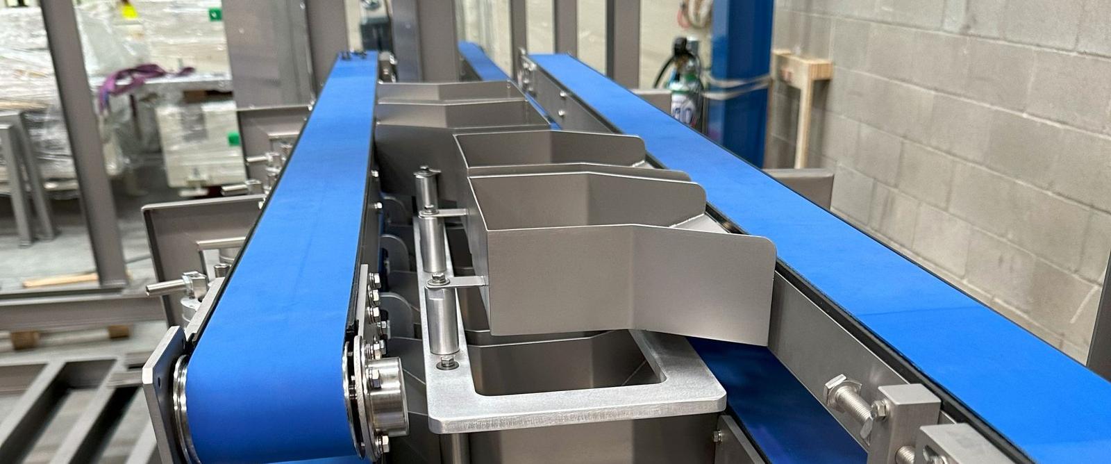 Ligne de convoyage avec bandes et trémies en acier inoxydable